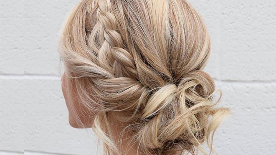 Recogido con trenza en cabello rubio