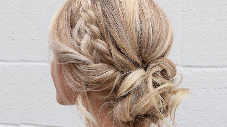 Recogido con trenza en cabello rubio