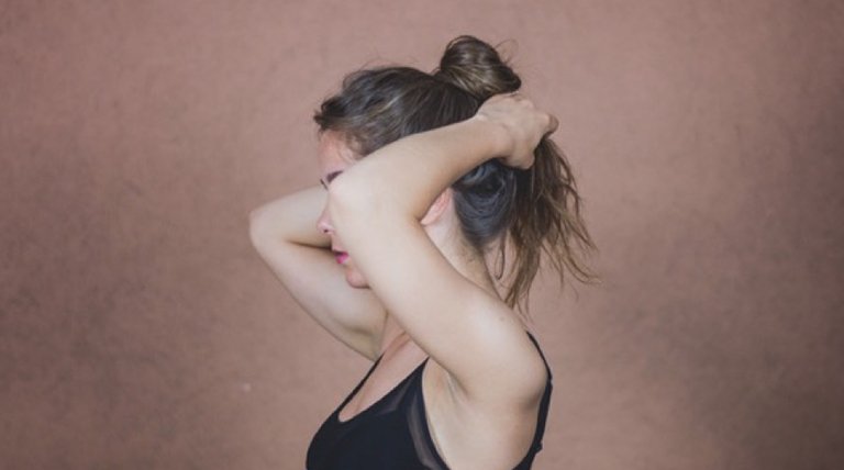 chica recogiéndose el pelo