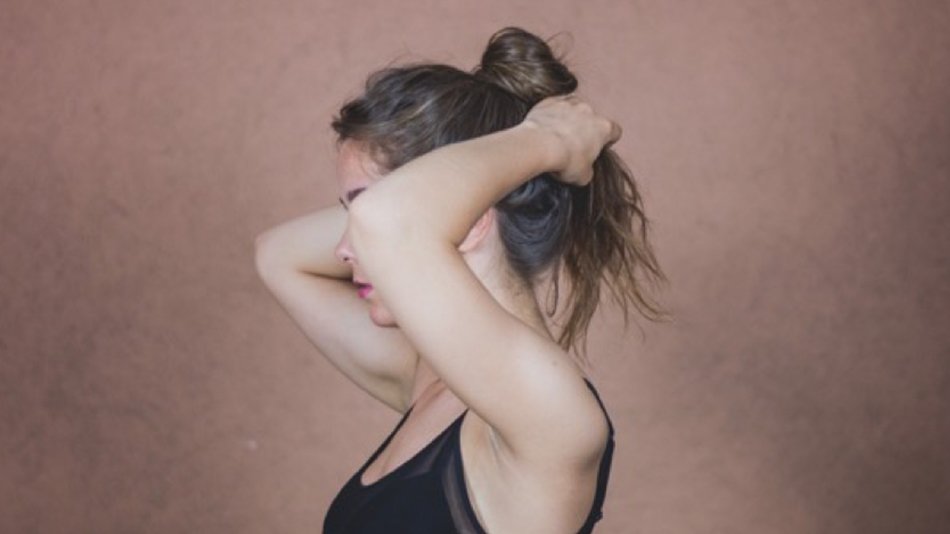 chica recogiéndose el pelo