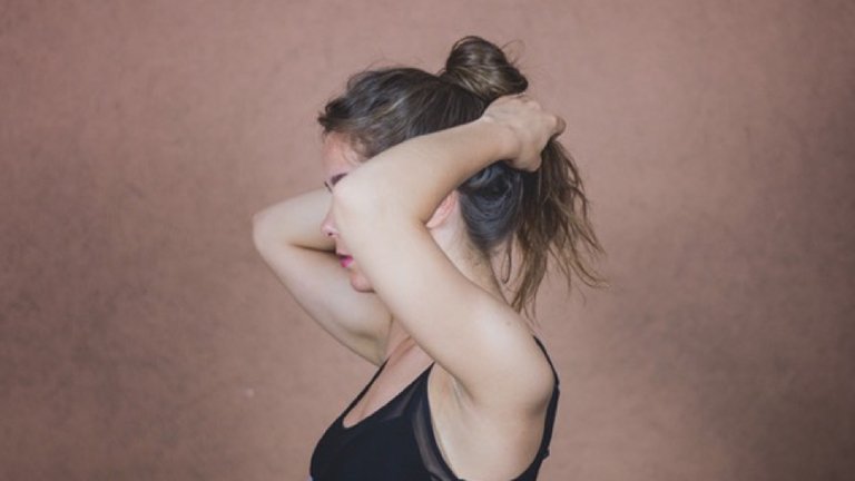 chica recogiéndose el pelo