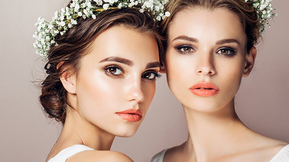 Dos mujeres con corona de flores