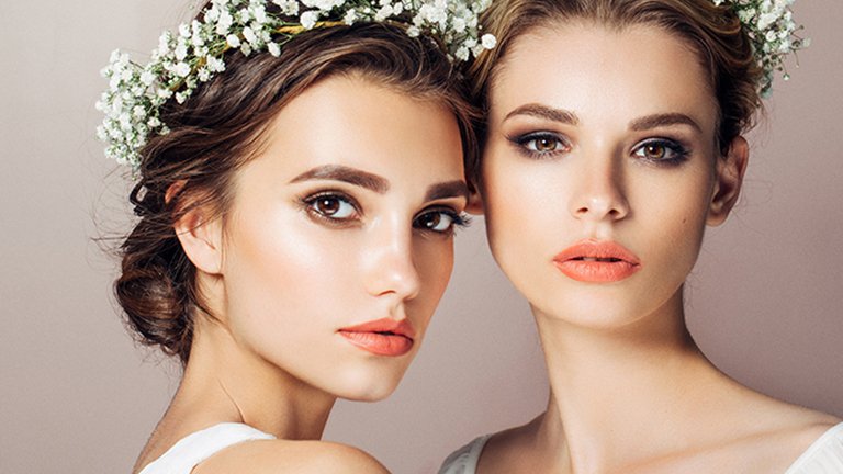 Dos mujeres con corona de flores