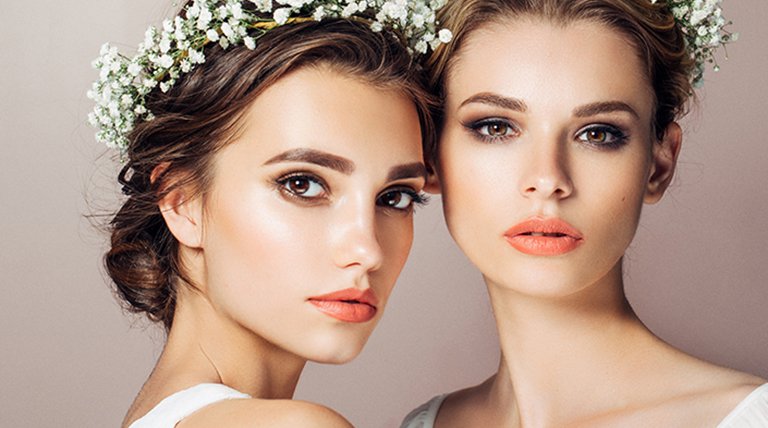 Dos mujeres con corona de flores