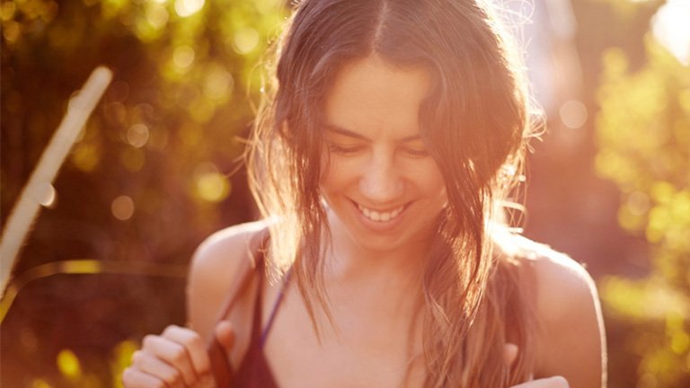Mujer morena sonriendo
