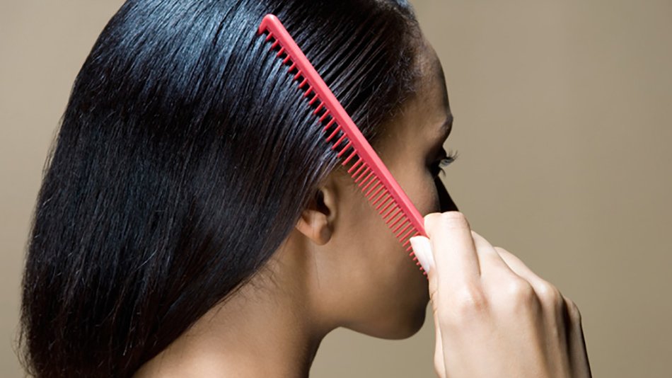 Mujer morena peinándose