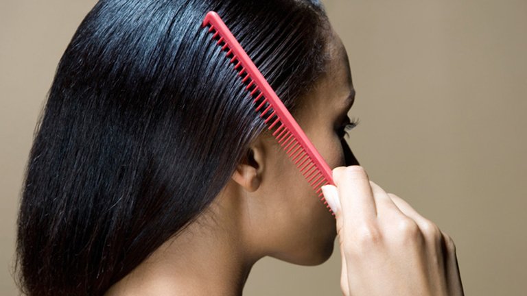 Mujer morena peinándose