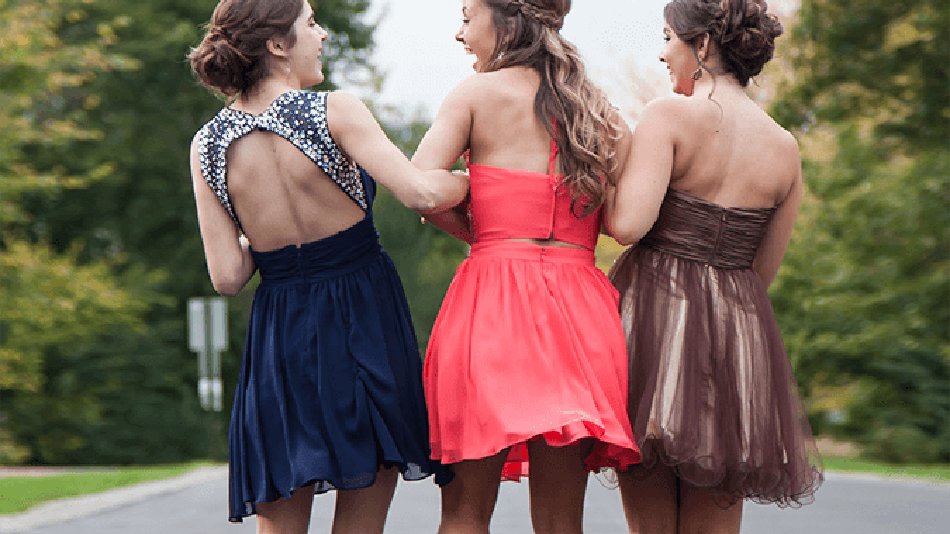 3 mujeres de espalda con vestidos de fiesta