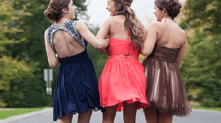 3 mujeres de espalda con vestidos de fiesta