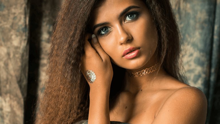 Mujer con pelo planchado