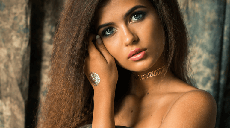 Mujer con pelo planchado