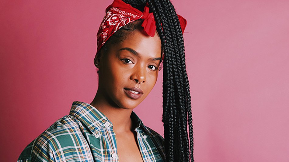 Mujer de color con trenzas