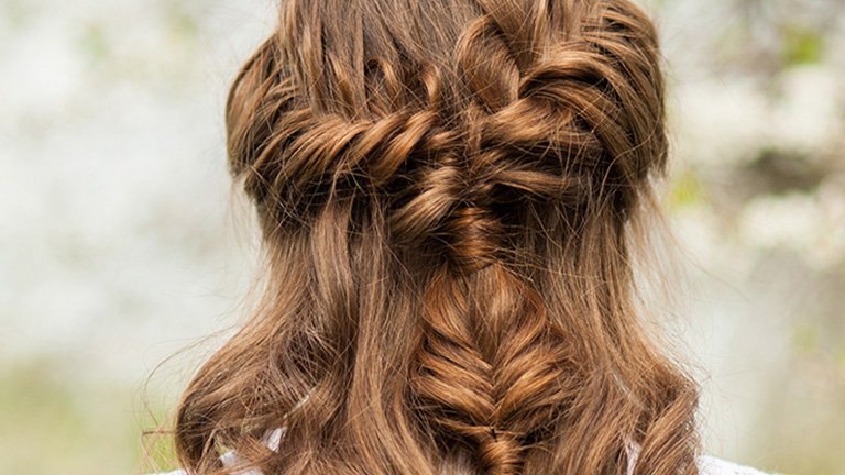 Mujer rubia con trenza