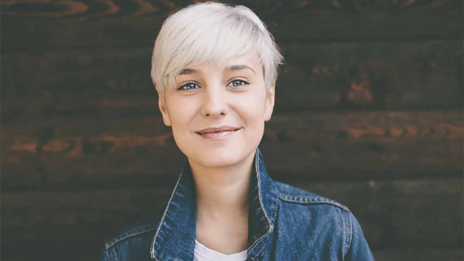 Chica de pelo corto sonriendo