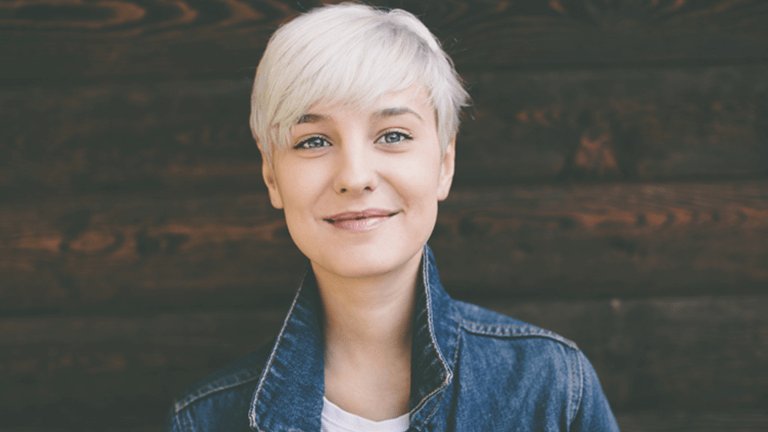 Chica de pelo corto sonriendo
