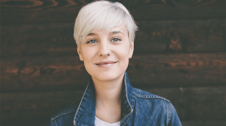 Chica de pelo corto sonriendo
