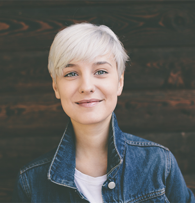 Chica de pelo corto sonriendo