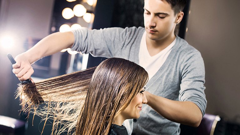 Peluquero peina a chica