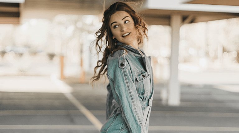 chica con pelo con ondas