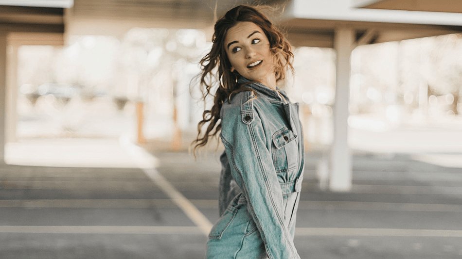 chica con pelo con ondas