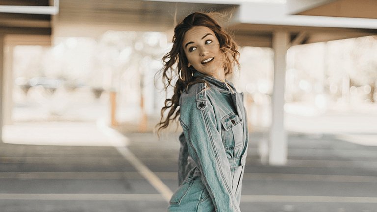 chica con pelo con ondas