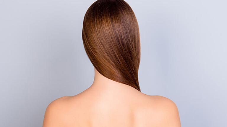 mujer morena pelo liso de espaldas