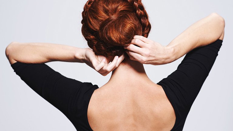 Chica recogiendose el pelo por detras