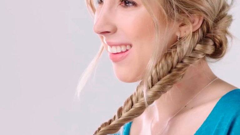Chica sonriente con trenza de espiga