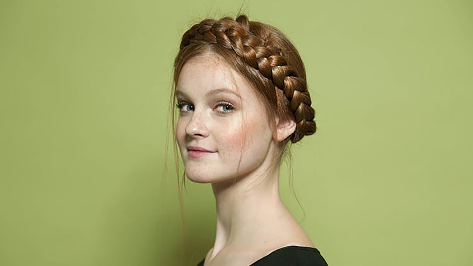 Chica sonriente con trenza griega