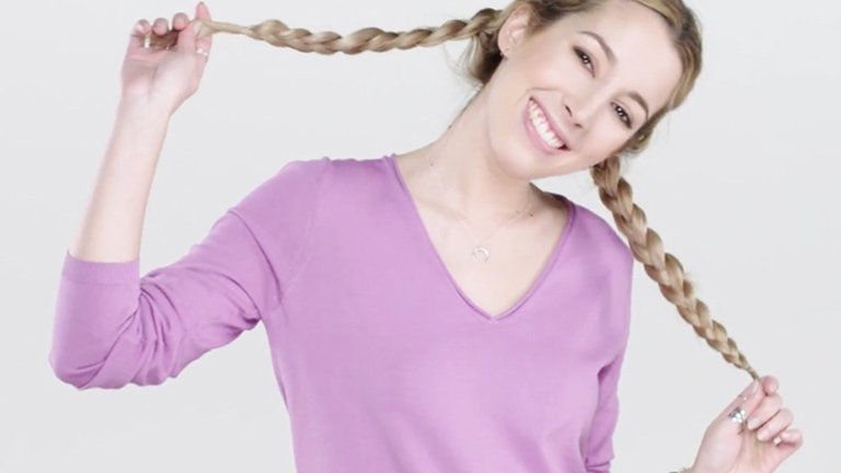 Chica sonriente con trenzas boxeadoras