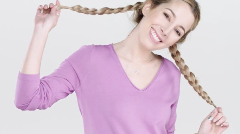 Chica sonriente con trenzas boxeadoras