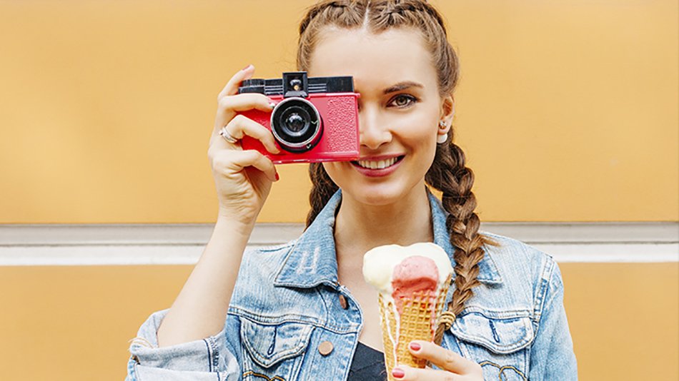 Chica con camara de fotos, helado y trenzas