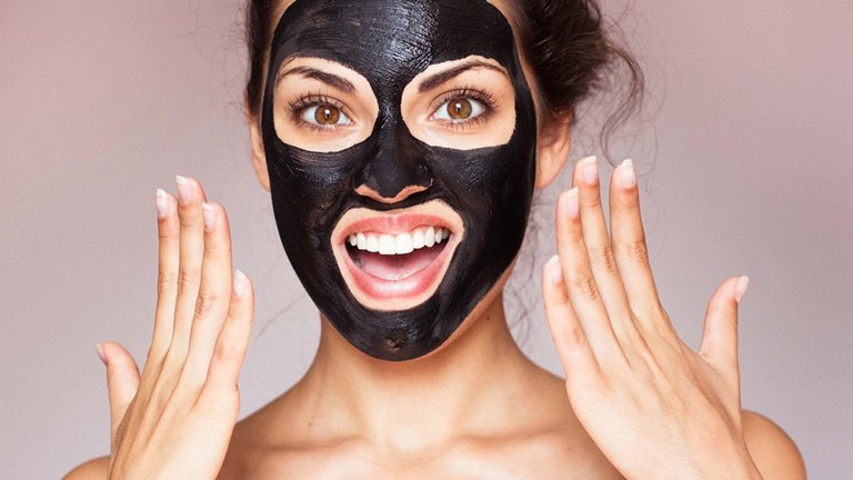 Rostro de mujer con mascarilla negra