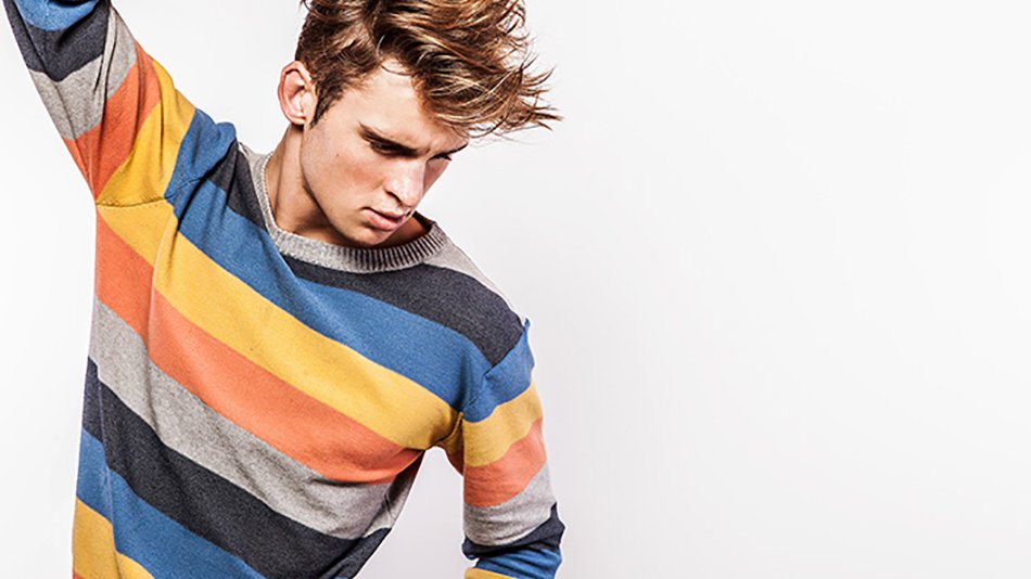 Hombre con polo de colores