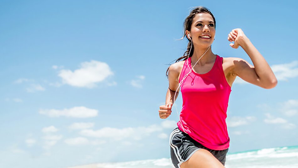 Mujer haciendo deporte con buen tiempo