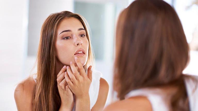 Mujer ante el espejo