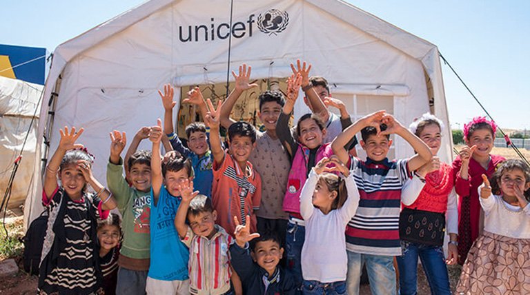 Grupo de niños refugiados