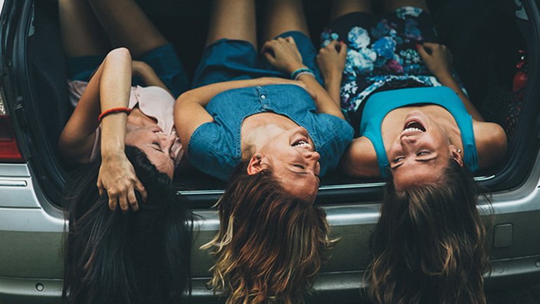 Mujeres en maletero coche