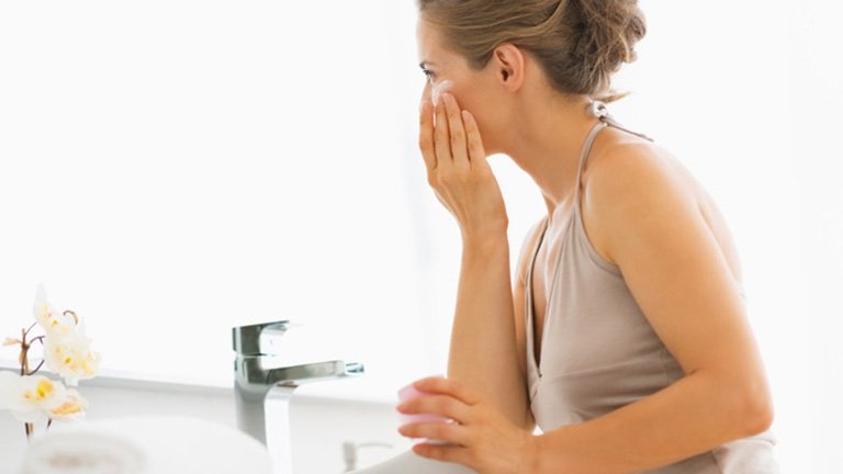 Mujer dándose crema