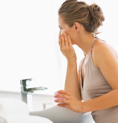 Mujer dándose crema