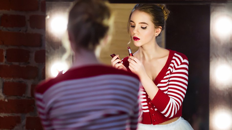 Mujer con pinta labios
