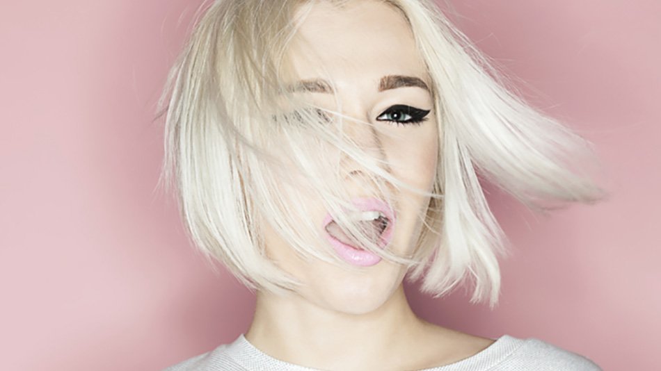 Rostro de mujer con cabello tapándole media cara