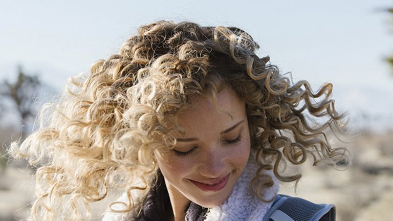Mujer pelo rizado