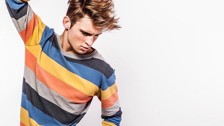 Hombre joven con jersey de colores y pelazo