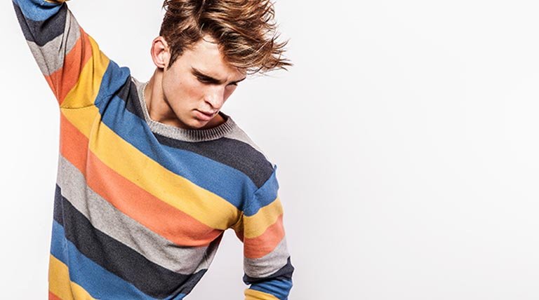 Hombre joven con jersey de colores y pelazo
