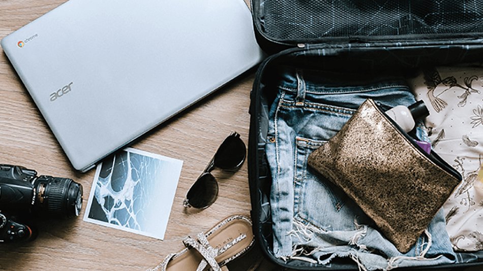 Maleta abierta con objetos de viaje