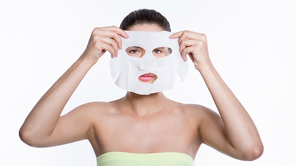 Mujer con mascarilla facial