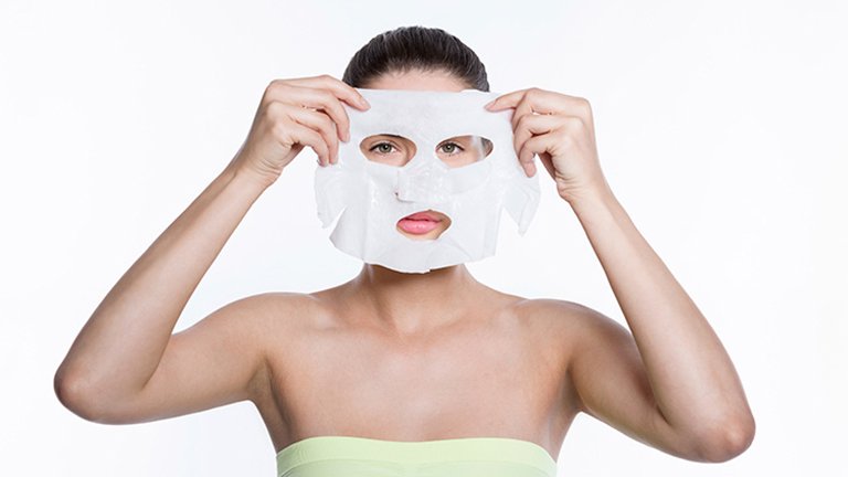 Mujer con mascarilla facial