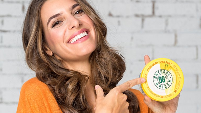 Mujer contenta señalando un bote