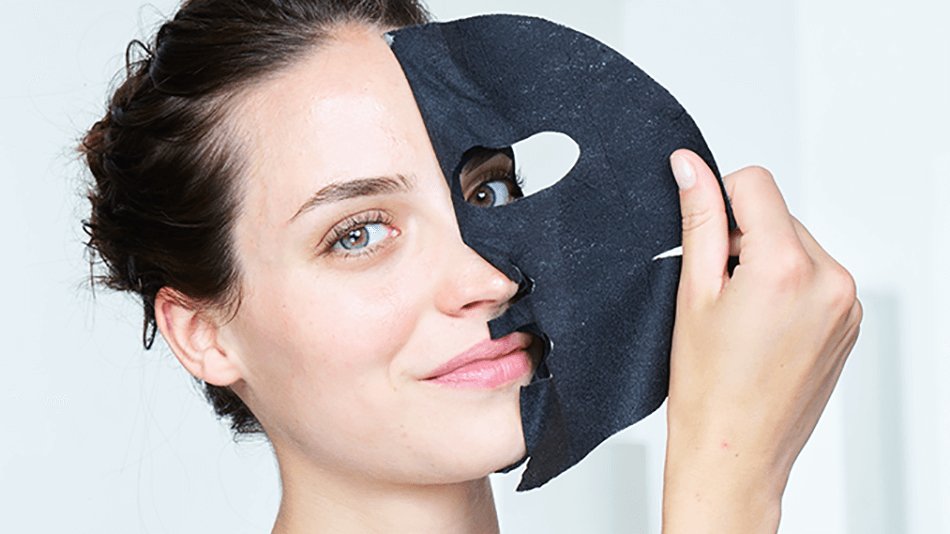 Mujer quitándose una mascarilla facial